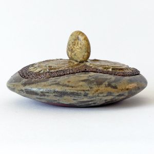 Petite boîte disque sculptée fleur de chevreuil